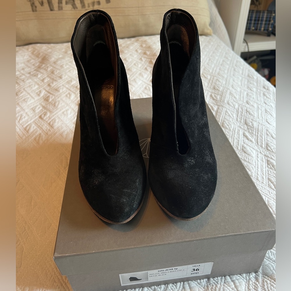 Coclico June Deep V Wedge Boot Size 36 - image 1